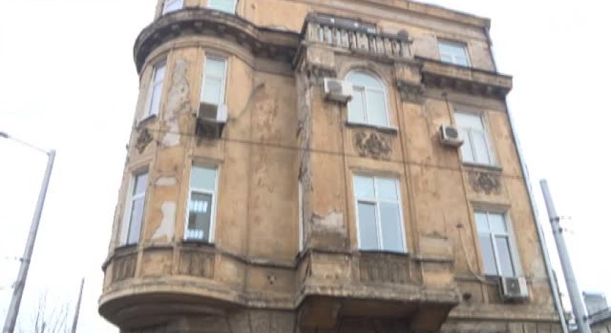 Паметник на културата в центъра на София се руши. Кой носи отговорност?