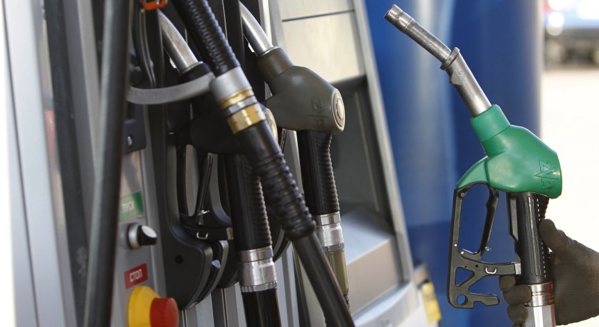 Депутатите в икономическата комисия подкрепиха 33% данък на свръхпечалбите при горивата