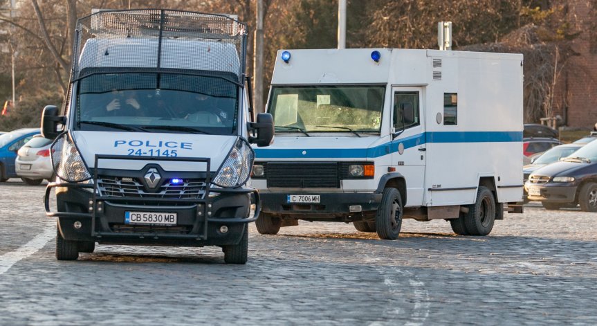30-годишен бие, размахва пистолет и заплашва с убийство жена в София