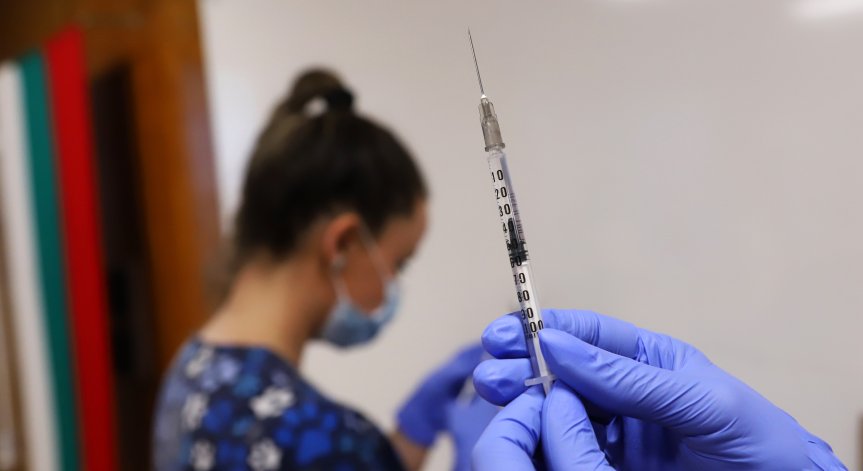 Специалист: Да се помисли за задължително ваксиниране в определени групи