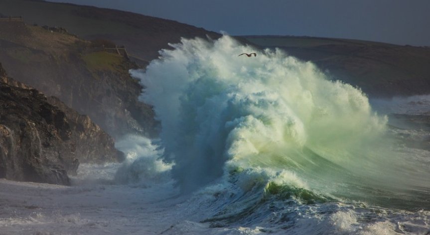 Силни ветрове затвориха гръцки пристанища 