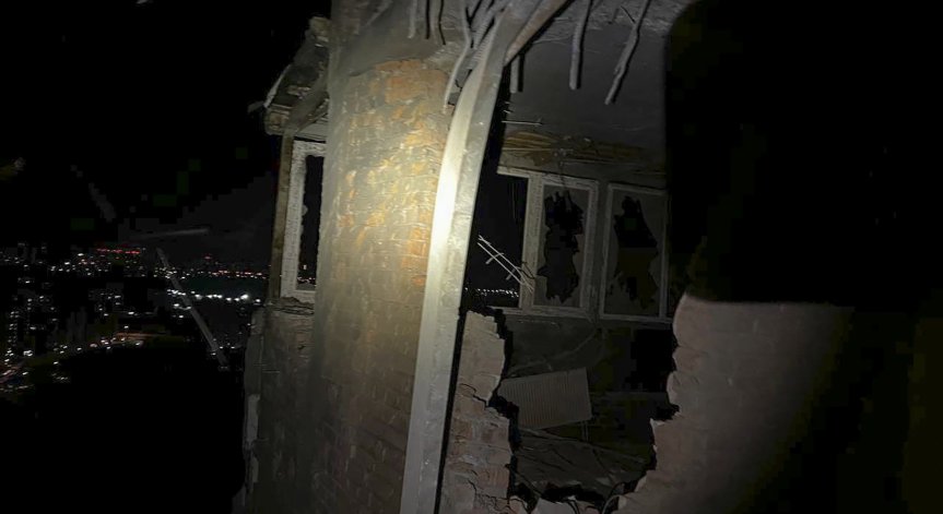 Среднощна атака срещу Киев, отломки паднаха върху жилищни сгради, едната пламна