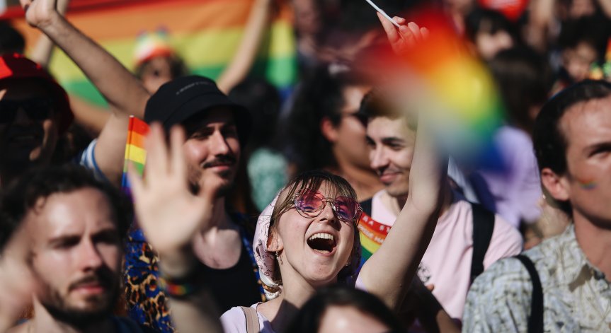 ЛГБТ общността излиза на протест, след като ѝ забраниха да сменя пола си по документи