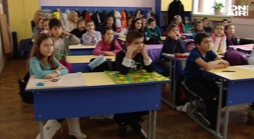 Първолаците трябва да умеят да пишат ”SMS” на кирилица