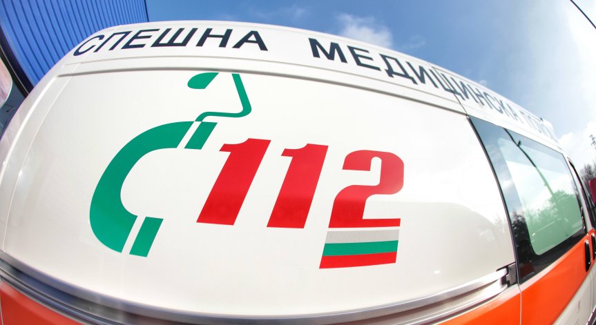 Четирима в болница след челен удар край Карнобат, младеж е с опасност за живота