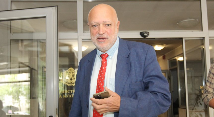 Директорът на Народния театър праща жалба срещу министър Минеков