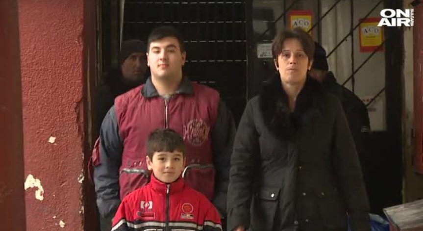 Абсурд: Майка с две деца живее в покъртителни условия