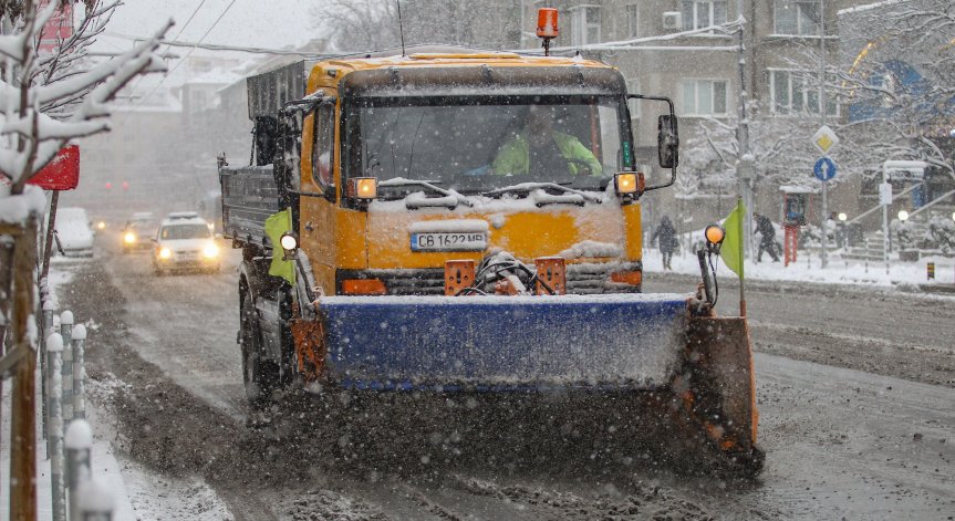 След обилния снеговалеж: Продължава почистването на пътищата