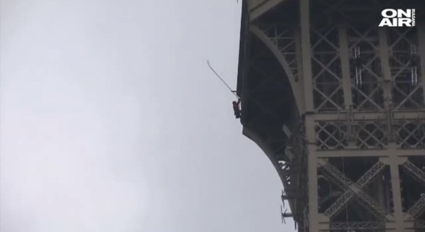 Мъж се покатери по Айфеловата кула, наложи се да евакуират района