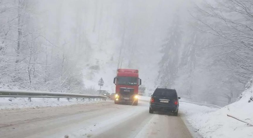 Пренасочването на движението по обходни маршрути създава неудобства както на гражданите, така и на шофьорите.