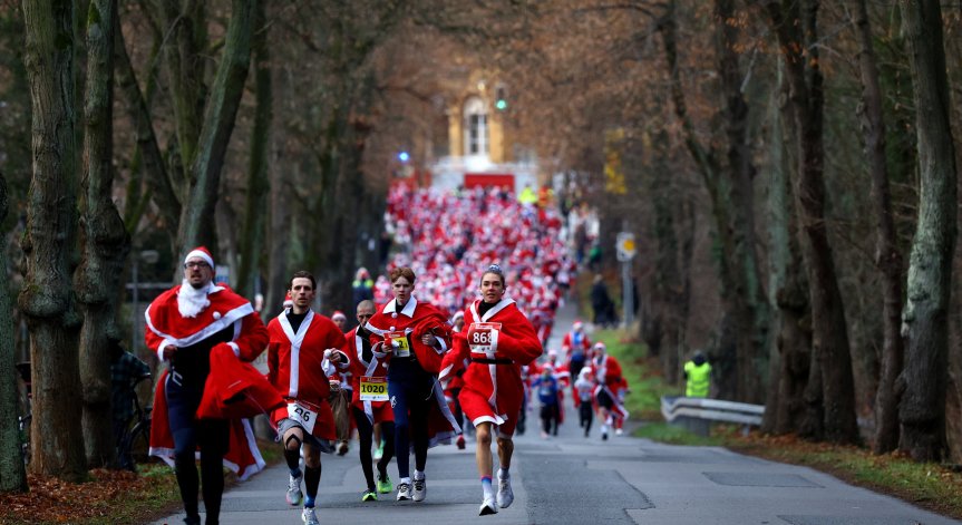 Над 1000 мъже в костюми на Дядо Коледа на маратон в Германия