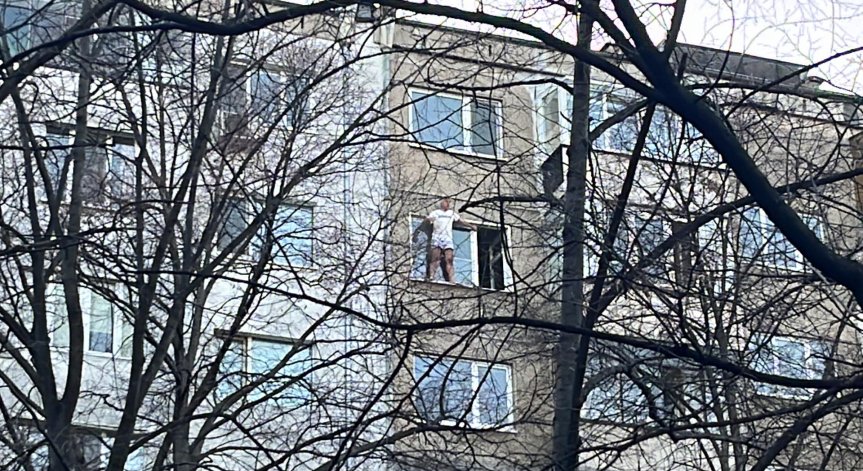 Мъж вдигна на крак МВР и пожарната, заплашва да скочи от блок в 