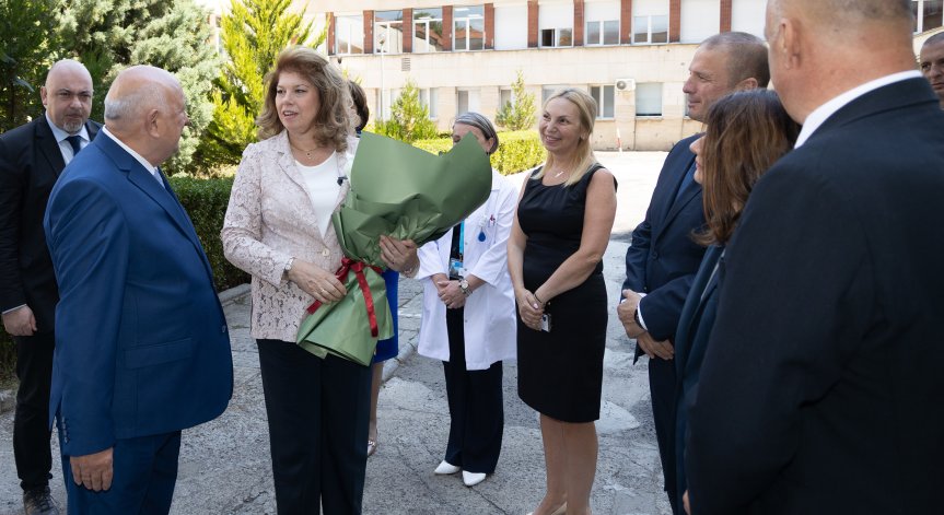 Йотова: Бъдещето на медицината са лекарите, а не машините