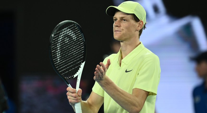 Синер продължава в Австралия.