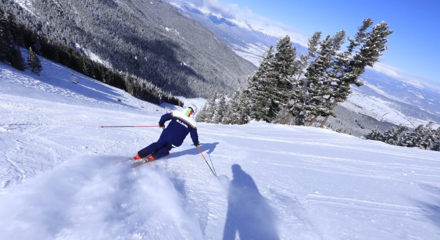 Зимата се завърна с нова снежна покривка в Пампорово, работят 14 писти