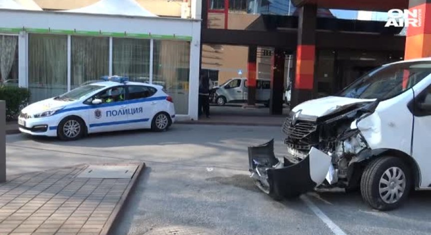 Шофьор на автобус помете микробус и светофари в Пловдив