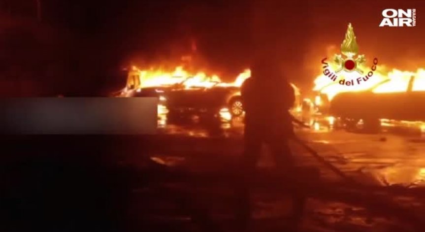 Пожар в Италия изпепели стотици луксозни коли