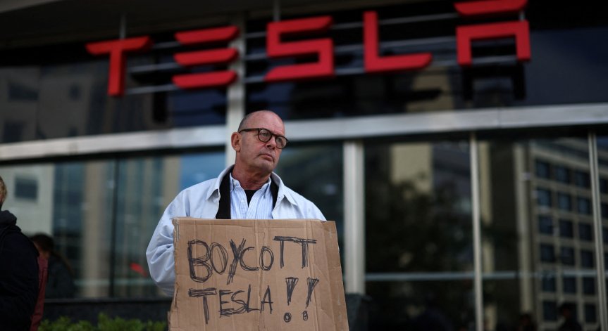 Сериозна кампания срещу Tesla.