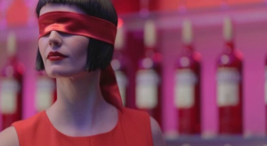 Фотосесията на Ева Грийн за календара на Campari