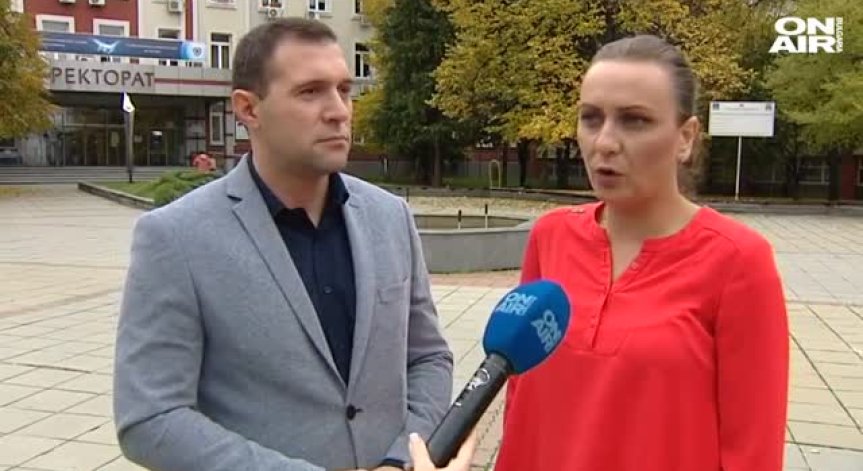 Водещите и продуцентът на 