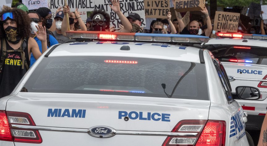 Човекът, който обучава американски полицаи да убиват без скрупули