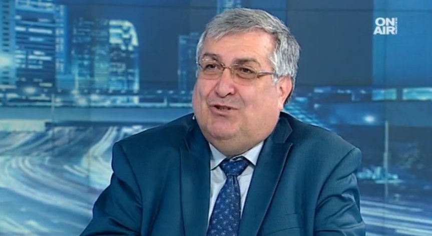 Конституцията не се използва пълноценно, твърди проф. Близнашки