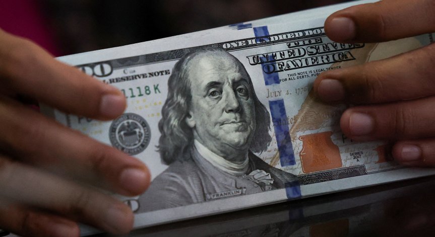 Доларът продължава да губи позиции.