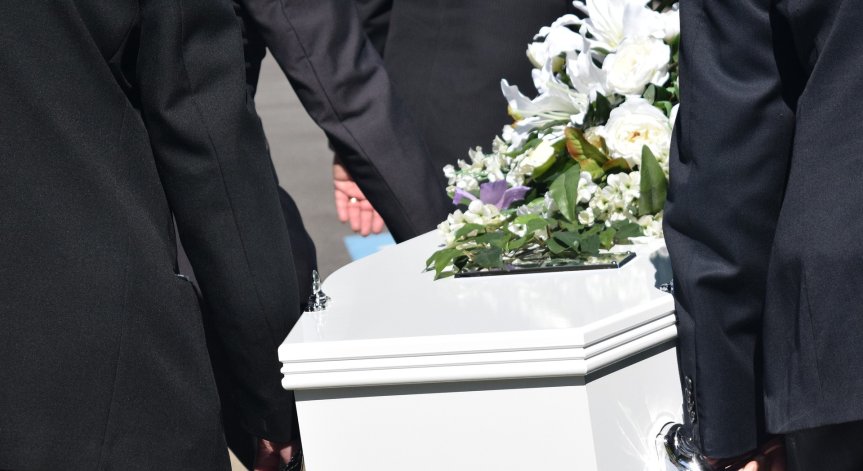 Мъж симулира смъртта си, за да види колко хора ще дойдат на погребението му