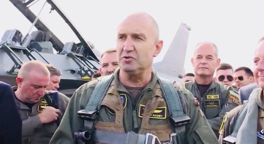 Той обърна внимание на остарялата авиационна техника.