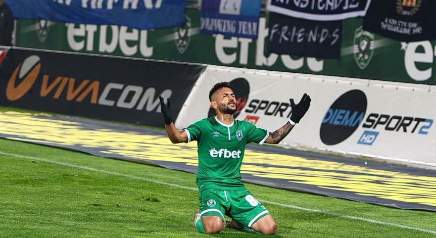 Вандерсон преподписа с 