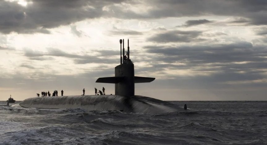 Британски ловец на подводници засече две руски в Северно море