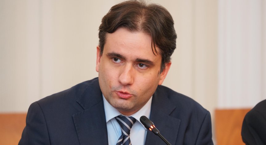 Твърди се, че Божанов е нарушил служебните си задължения.