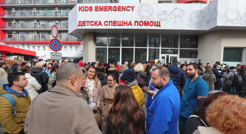 Увеличиха на 1890 лв. заплатите на медиците в детското здравеопазване в София