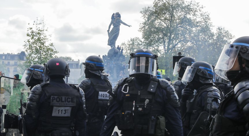 Френски полицай застреля 17-годишен шофьор, граждани подпалиха автомобили