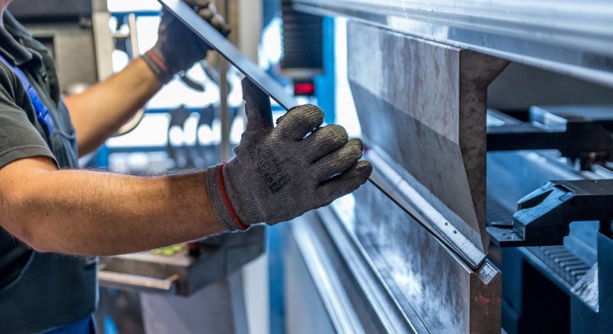 Има глад за кадри в България, компании вдигат заплати