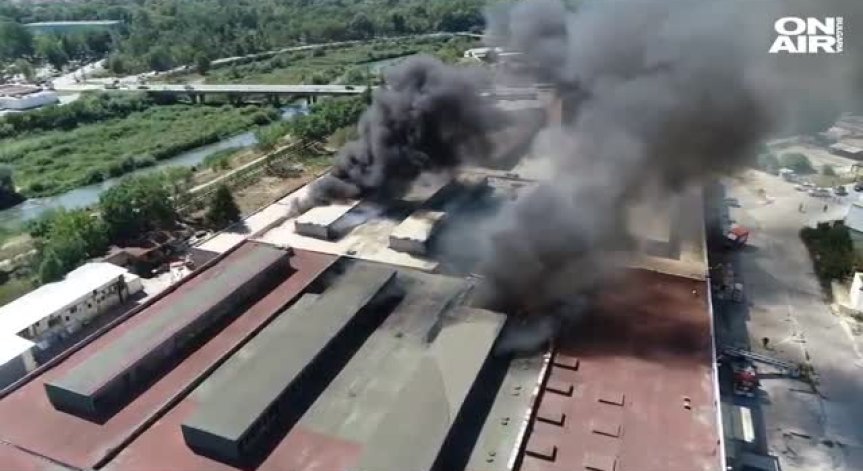 Овладян е пожарът, който избухна в мебелна фирма в Ямбол