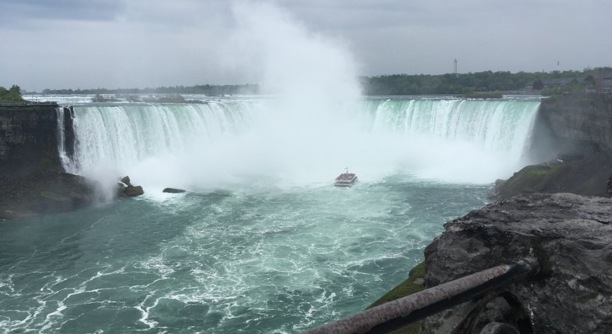 За първи път: Ниагарският водопад в цветовете на българското знаме за 3 март