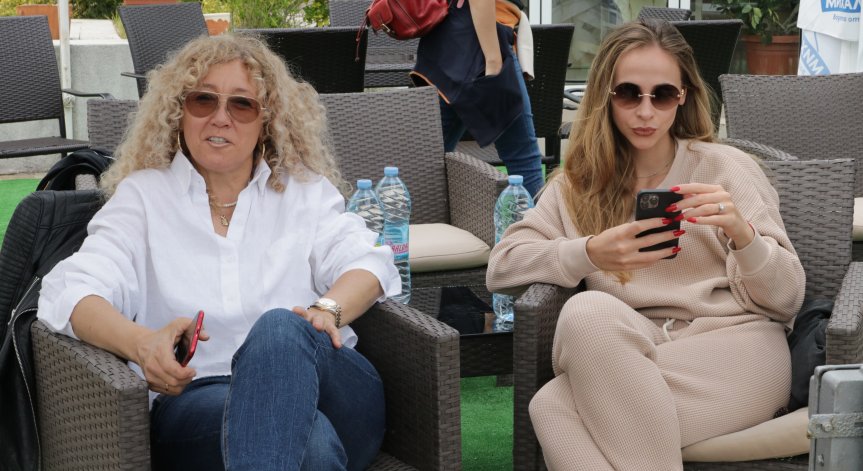 Половинка в живота и личен готвач: Лолита приготвя богата закуска на Гришо в Мелбърн