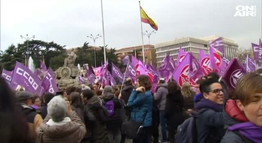 Хиляди жени, въоръжени с тигани и тенджери, излязоха на стачка в Мадрид
