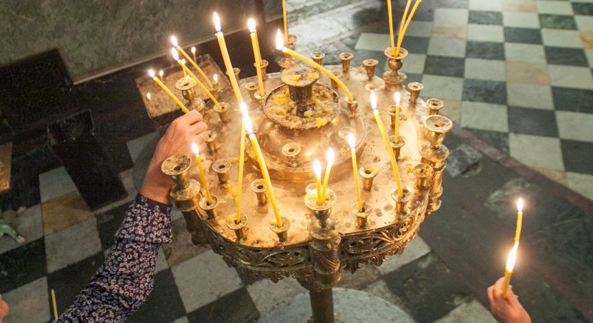 Вярващите ходят на църква и палят свещи с мисъл за просветление и закрила.
