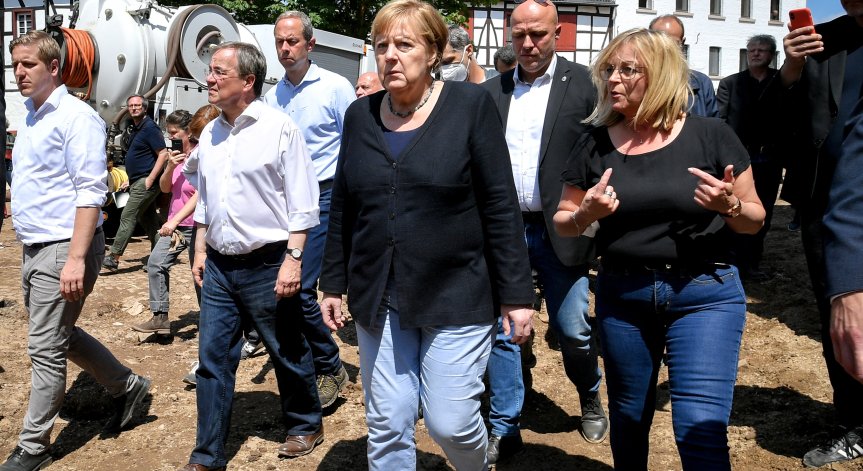 Меркел посети тежко засегнатите региони, все още издирват изчезнали при наводненията