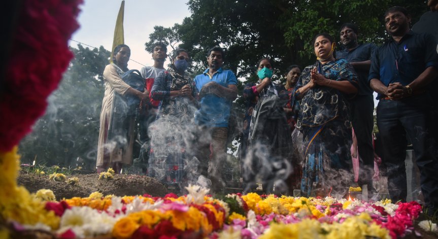 Индиец бил погребан жив от съпругата си: Смятал, че така ще постигне безсмъртие