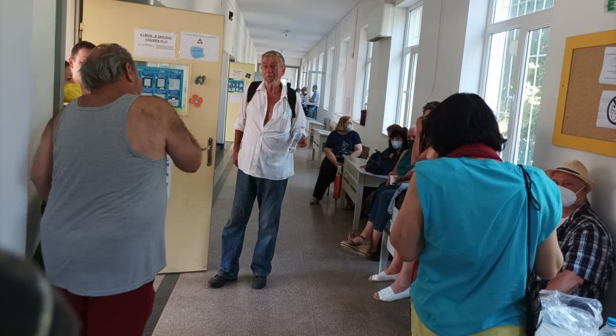 Машина за гласуване в столично училище блокира, избиратели чакат с часове