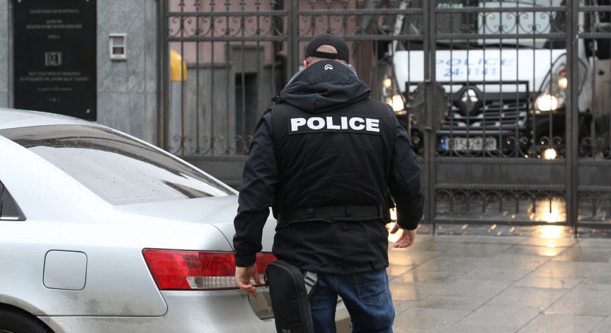 Оставиха в ареста задържания за кражбата на джипа на Деси Плевнелиева