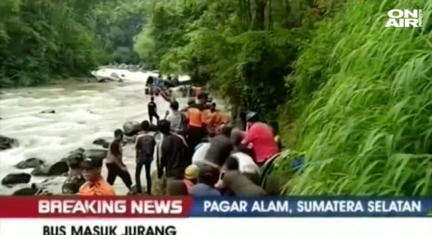 Ад в Индонезия: Автобус полетя от 150 метра, 26 души загинаха