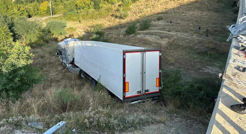 ТИР удари кола, рани двама и падна в дере на АМ 