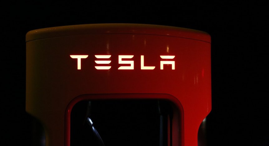 Тотален срив: Tesla загуби 69% от стойността си