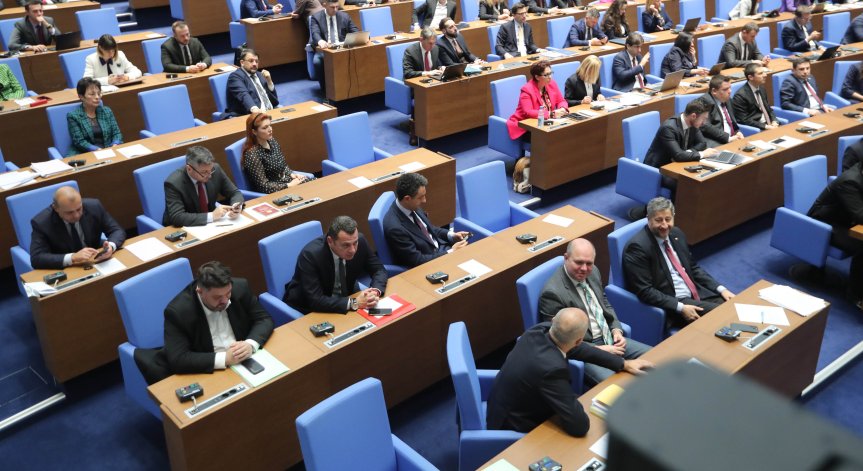 НС гласува отлагането на либерализацията на пазара на тока, синдикатите готвят протест