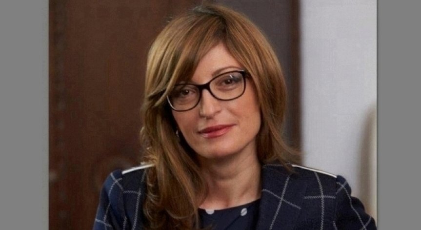 Без милост и за министър Захариева: Наложиха й глоба за превишена скорост