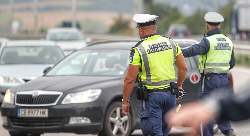 Неподкупни: Полицаи отказаха €50 на мъж, след като хванаха сина му да шофира пиян